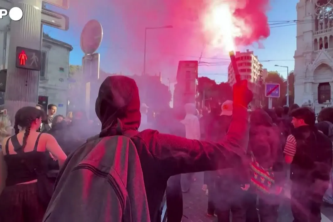 I nuovi Gilet Gialli e gli studenti manifestano a Marsiglia contro il caro vita