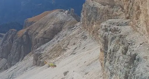 Tragedia sul Pordoi, un’escursionista di 36 anni precipita per 300 metri e muore