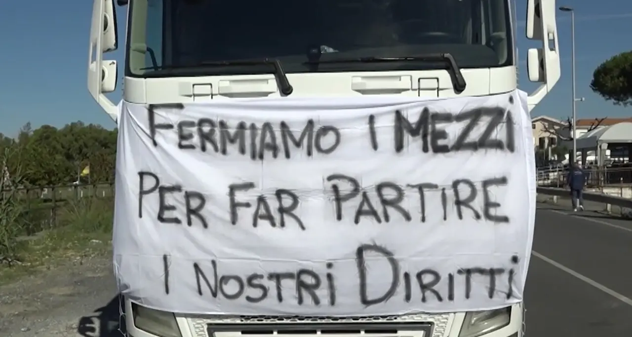 Caro-carburanti, camion fermi sulla Statale 18 in Calabria