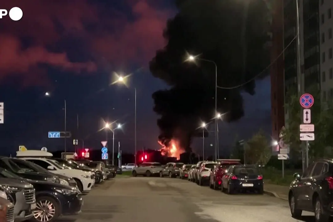 Colonna di fumo nero su San Pietroburgo dopo attacco ucraino al terminal petrolifero