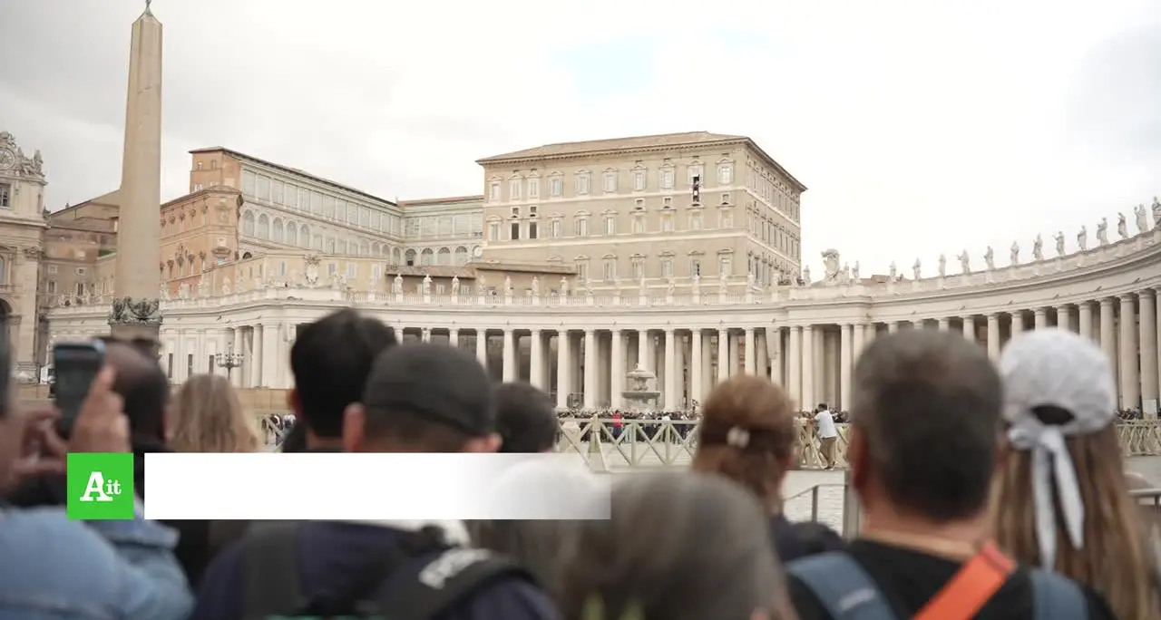 Papa Leone torna a pronunciare l’Angelus, l'emozione dei fedeli