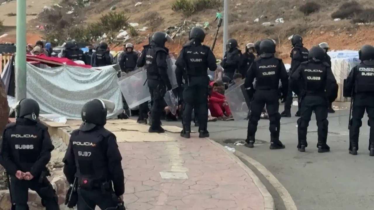 Ceuta, la polizia spagnola allontana un gruppo di migranti