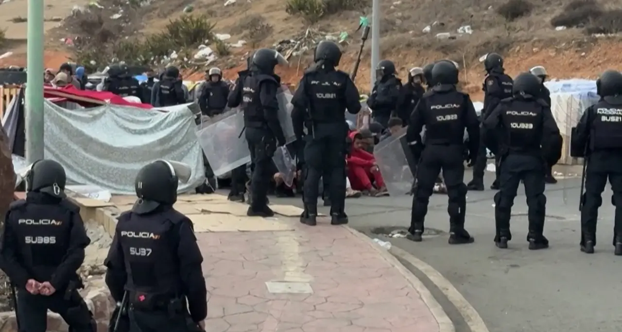 Ceuta, la polizia spagnola allontana un gruppo di migranti