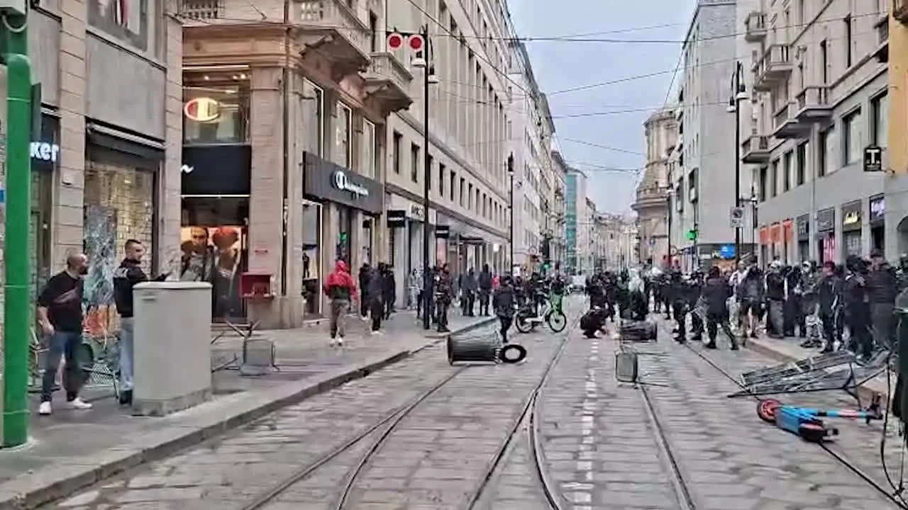 Milano, nuove violenze in centro: danni a negozi e arredi urbani