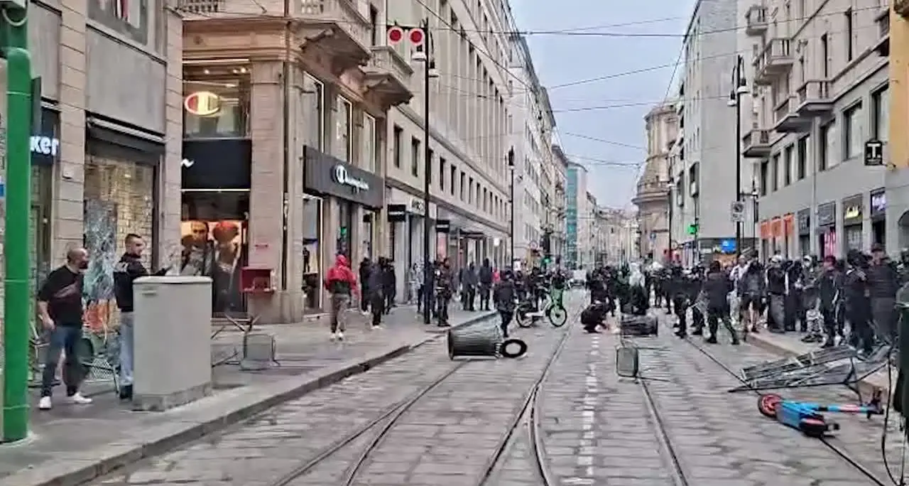 Milano, nuove violenze in centro: danni a negozi e arredi urbani
