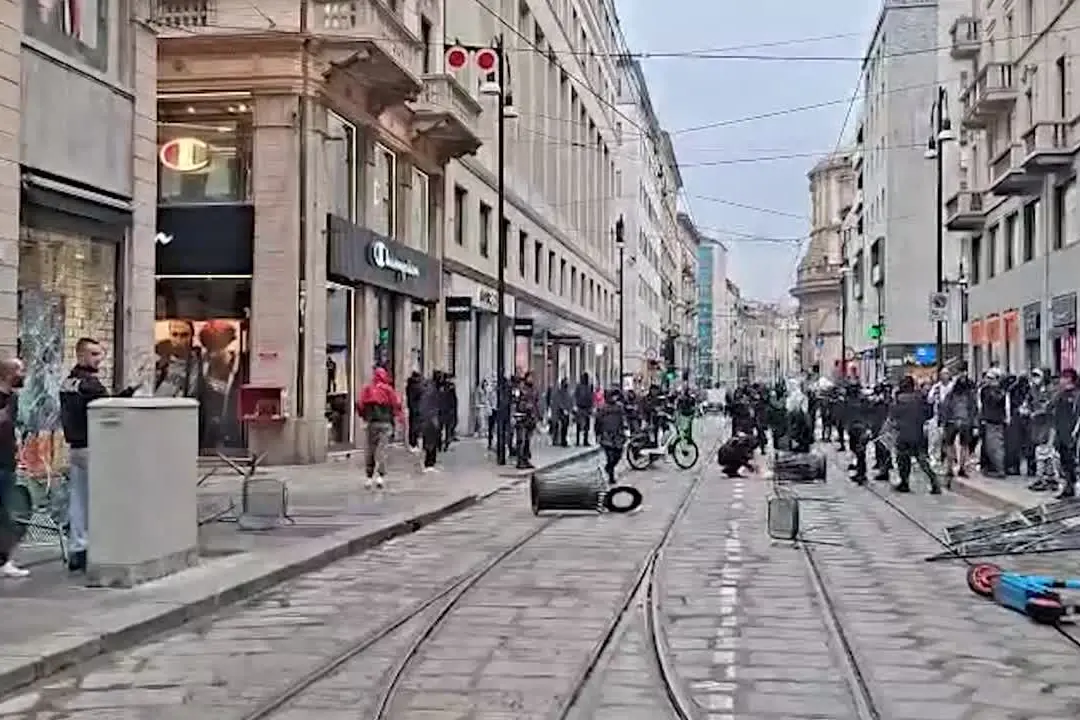 Milano, nuove violenze in centro: danni a negozi e arredi urbani