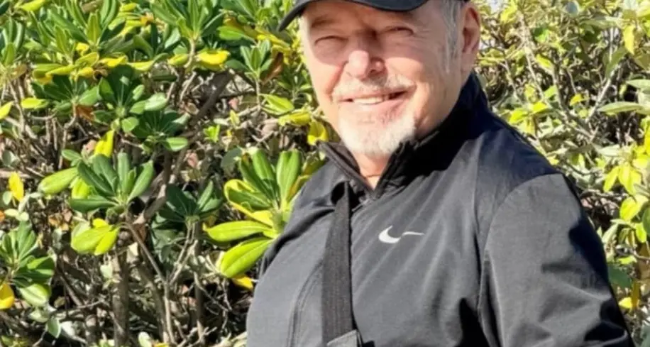 Vasco Rossi cade dalla bicicletta e si rompe i legamenti della spalla sinistra: “Torno subito”