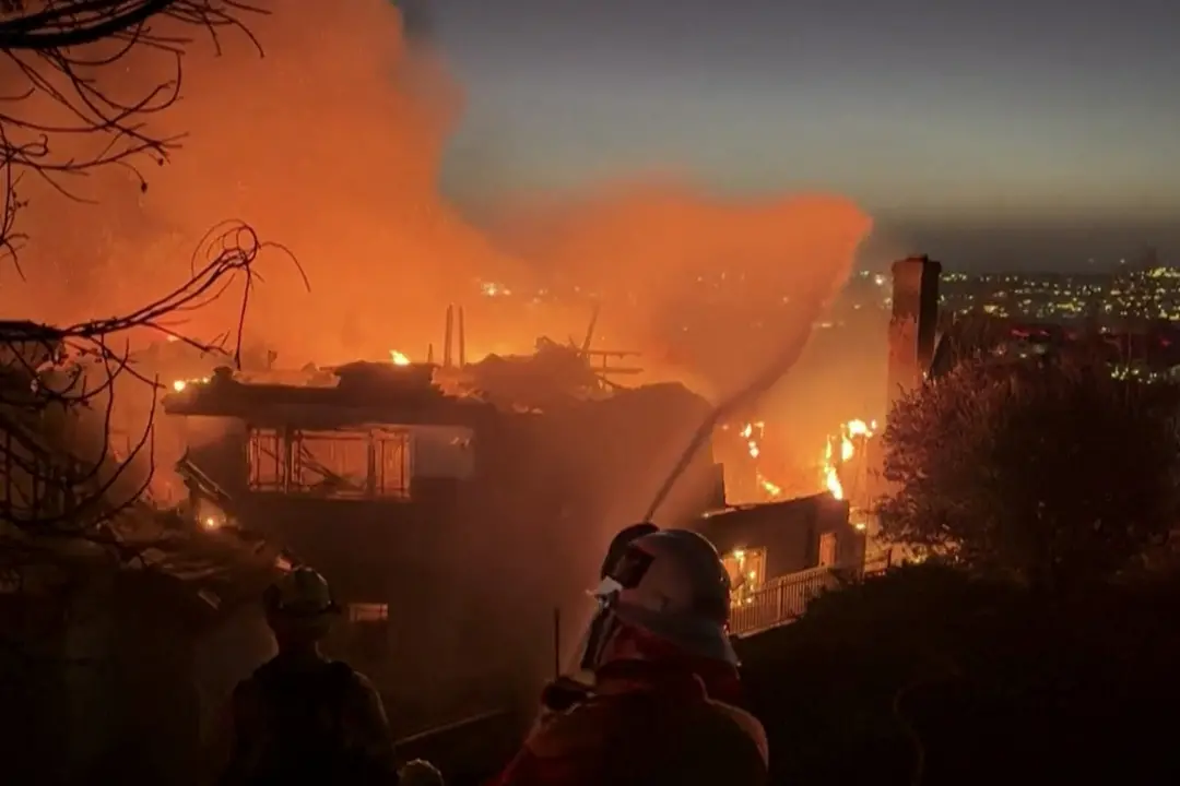Incendi in California, Vigili del fuoco all'opera a Malibu e nella contea di Orange