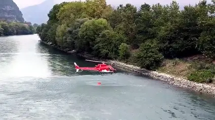 Cittadella della Protezione civile, l’elicottero dei vigili del fuoco simula un intervento sul fiume Adige