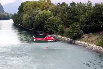 Cittadella della Protezione civile, l’elicottero dei vigili del fuoco simula un intervento sul fiume Adige