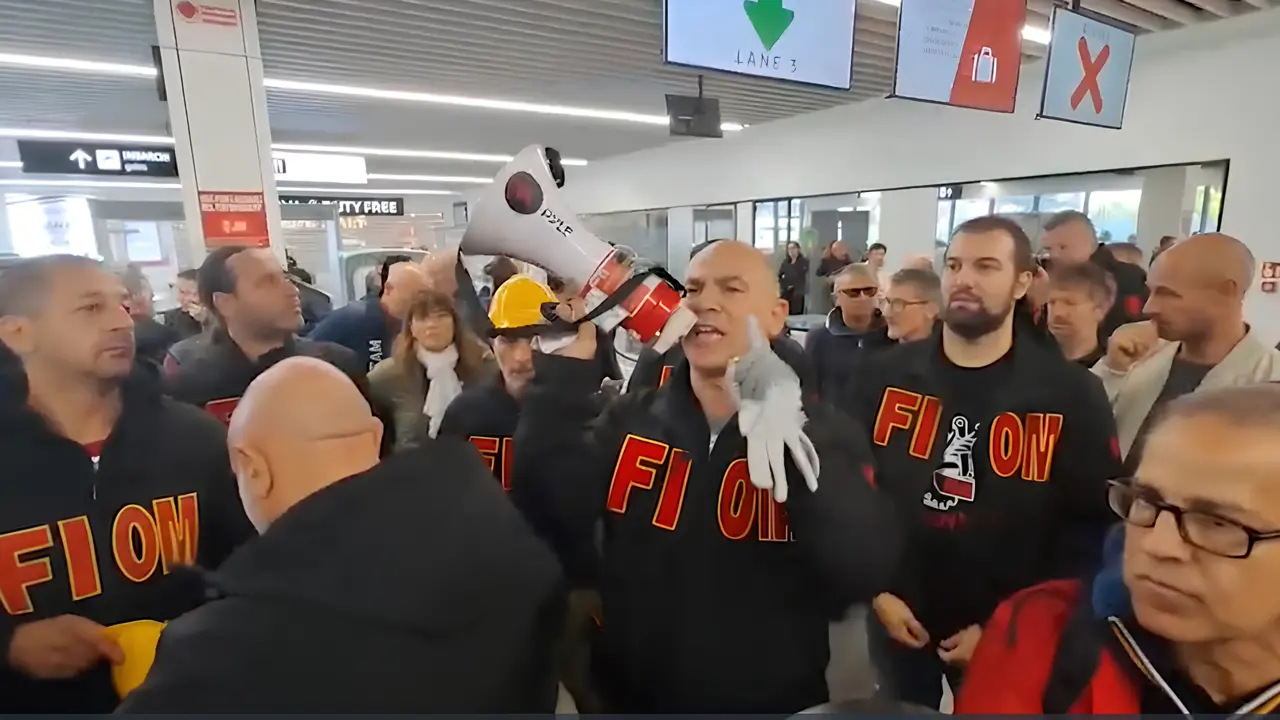 Genova, lavoratori dell'Ex Ilva di Cornigliano occupano l'aeroporto
