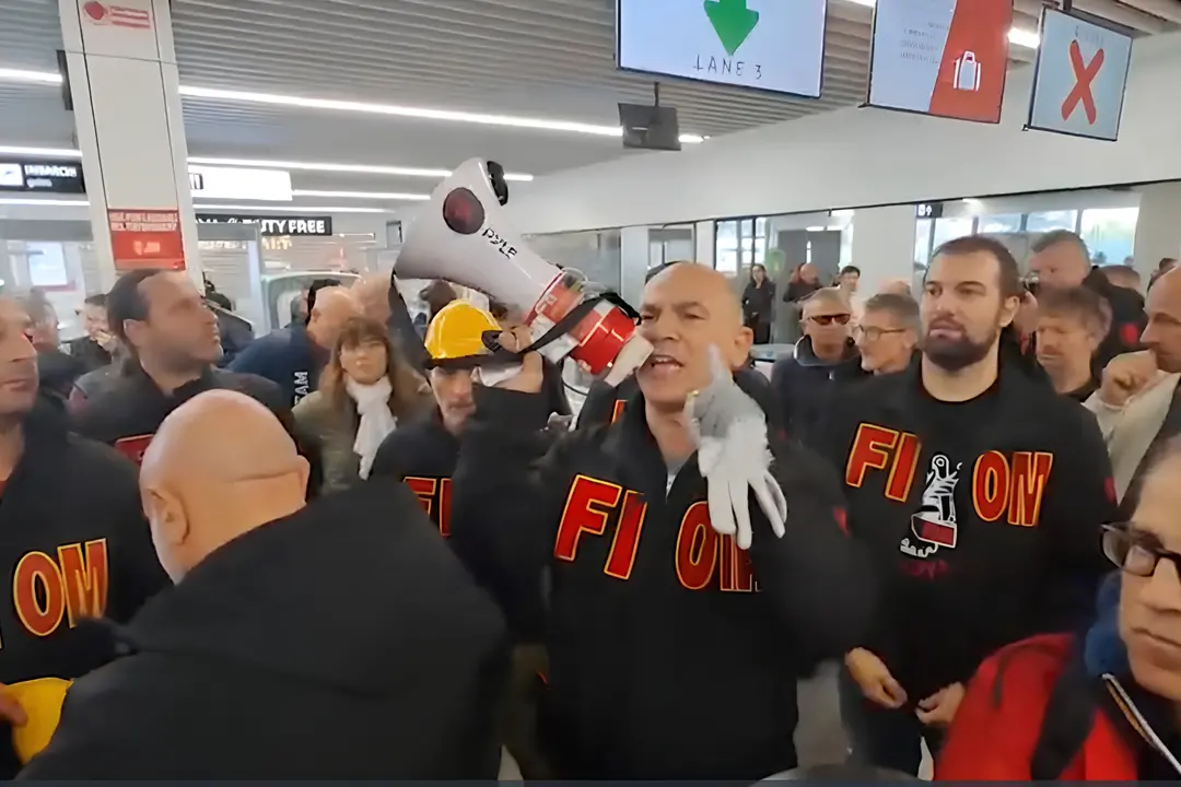 Genova, lavoratori dell'Ex Ilva di Cornigliano occupano l'aeroporto