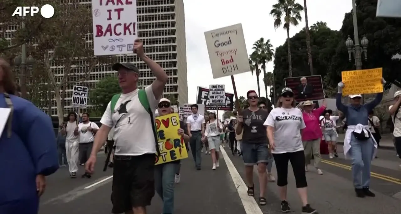 Stati Uniti, manifestazione contro Trump nel centro di Los Angeles