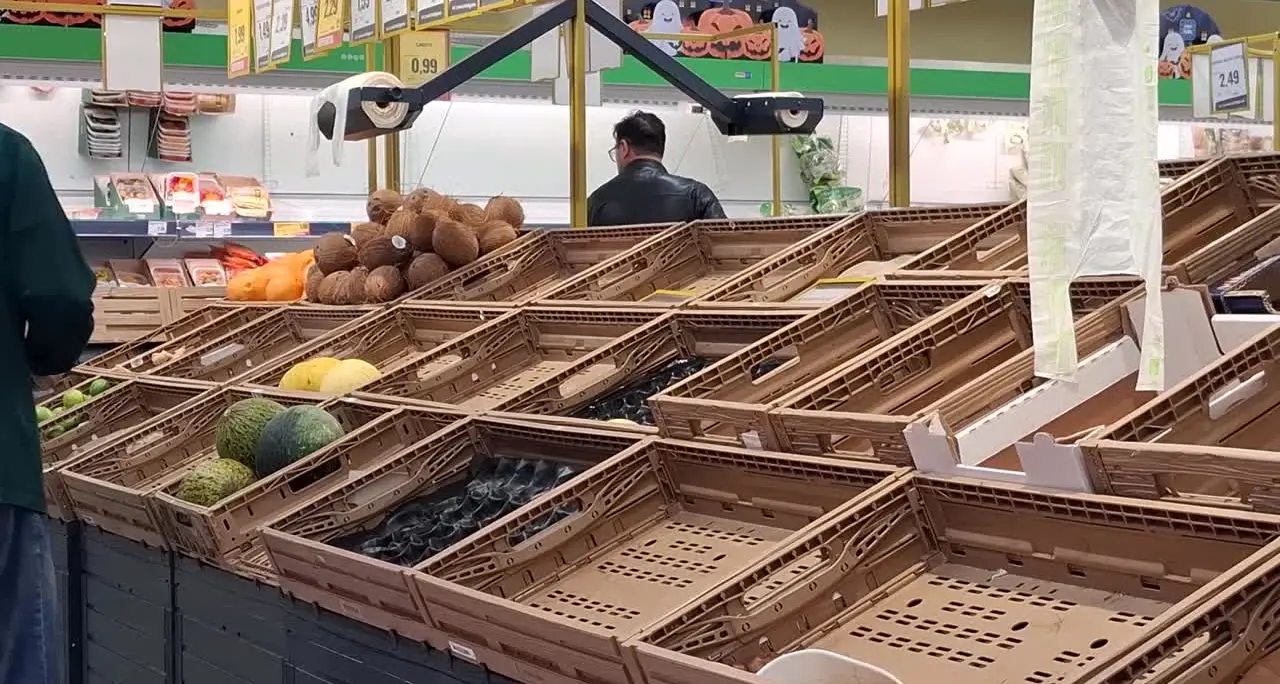 Bari, scaffali vuoti nei supermercati per lo sciopero dei trasportatori