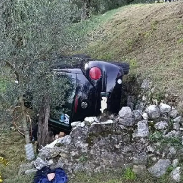 Riva del Garda, si ribalta con l'auto in una scarpata: donna ricoverata in terapia intensiva
