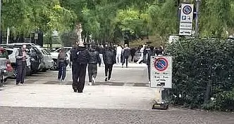 Trento, parte la protesta degli studenti: molti già in piazza, polizia a distanza