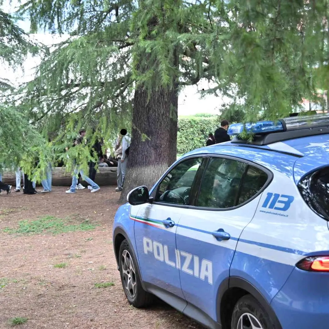 Trento, la mobilitazione studentesca tra protesta e tensioni: cassonetti bruciati in piazza