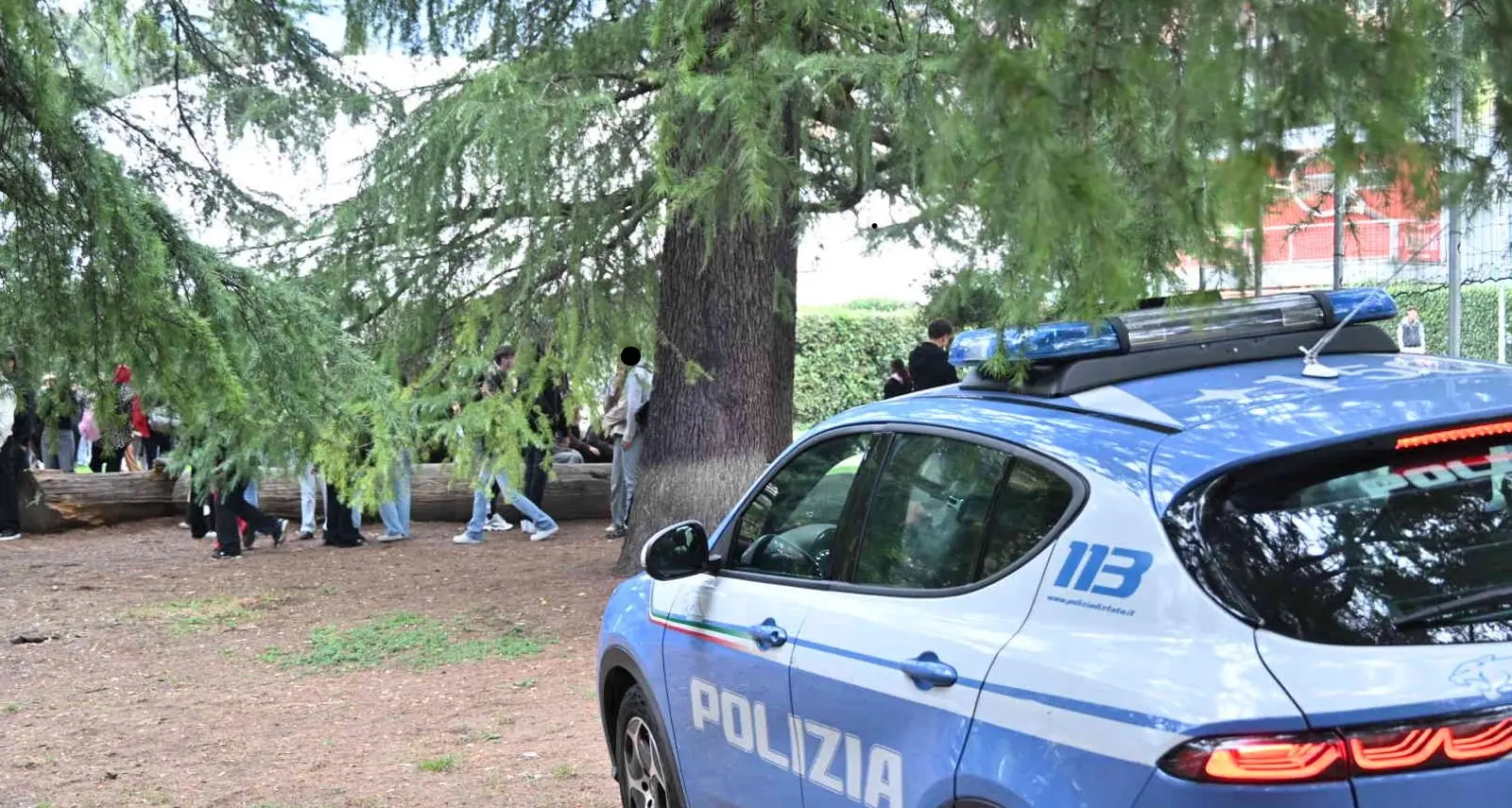 Trento, la mobilitazione studentesca tra protesta e tensioni: cassonetti bruciati in piazza