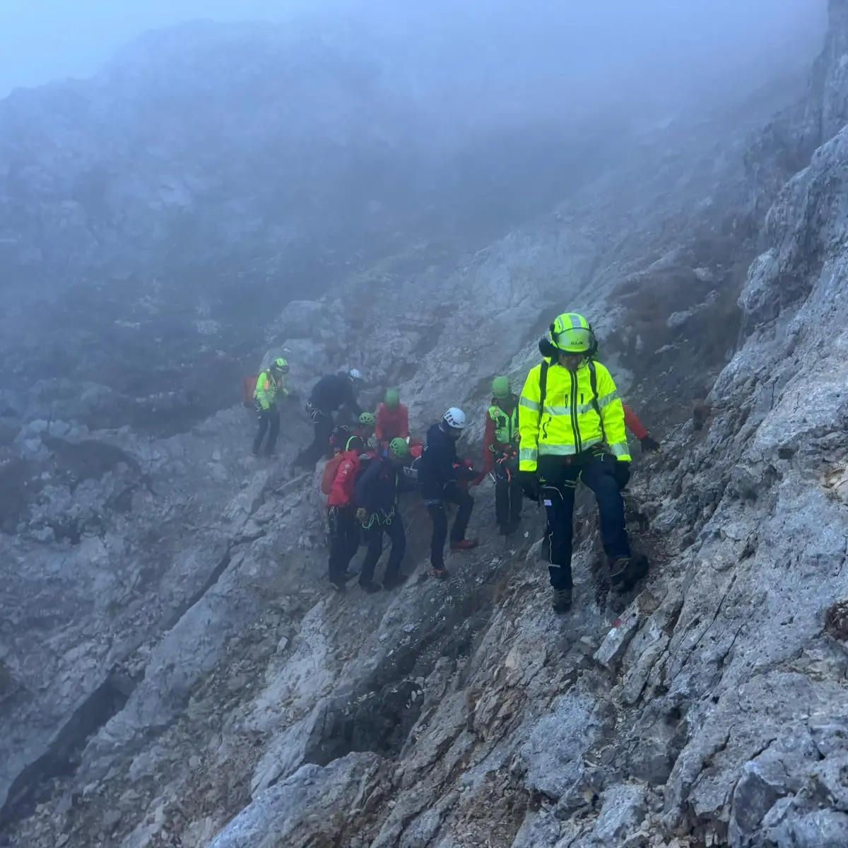 Val di Fiemme, donna cade per 10 metri tra le rocce: 6 ore per salvarla, soccorsi ostacolati dal maltempo