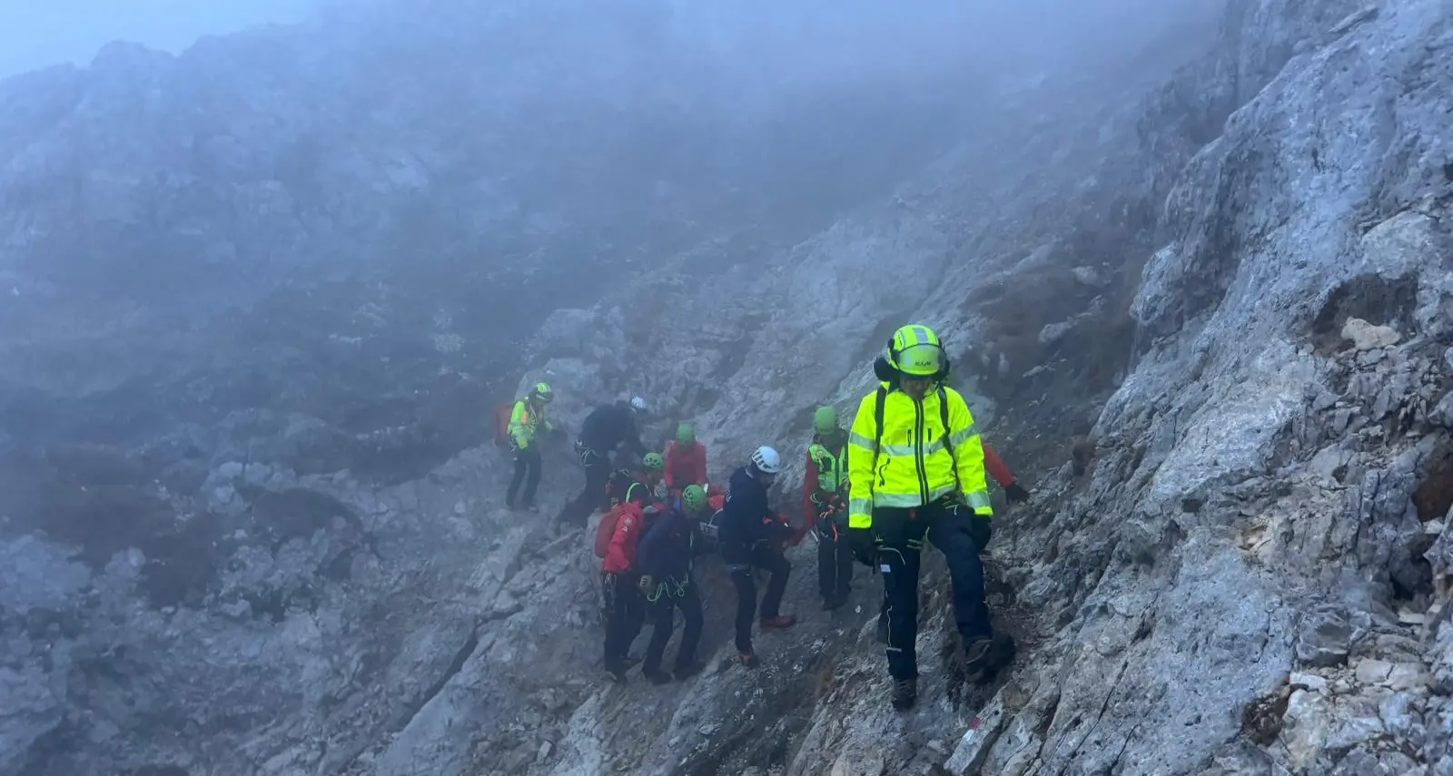 Val di Fiemme, donna cade per 10 metri tra le rocce: 6 ore per salvarla, soccorsi ostacolati dal maltempo