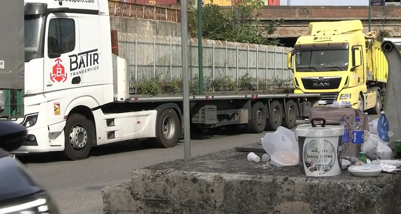 Gli sfollati di Pozzuoli si uniscono alla protesta dei trasportatori a Napoli