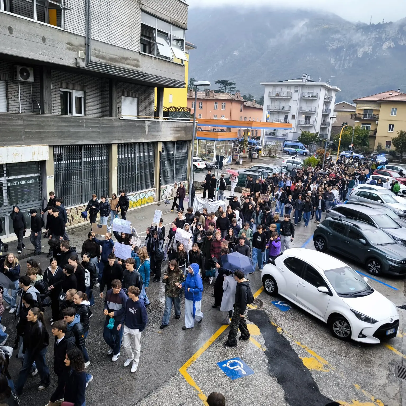 Studenti in corteo fino alla Provincia: «Basta fondi alle guerre, investite sulla scuola»
