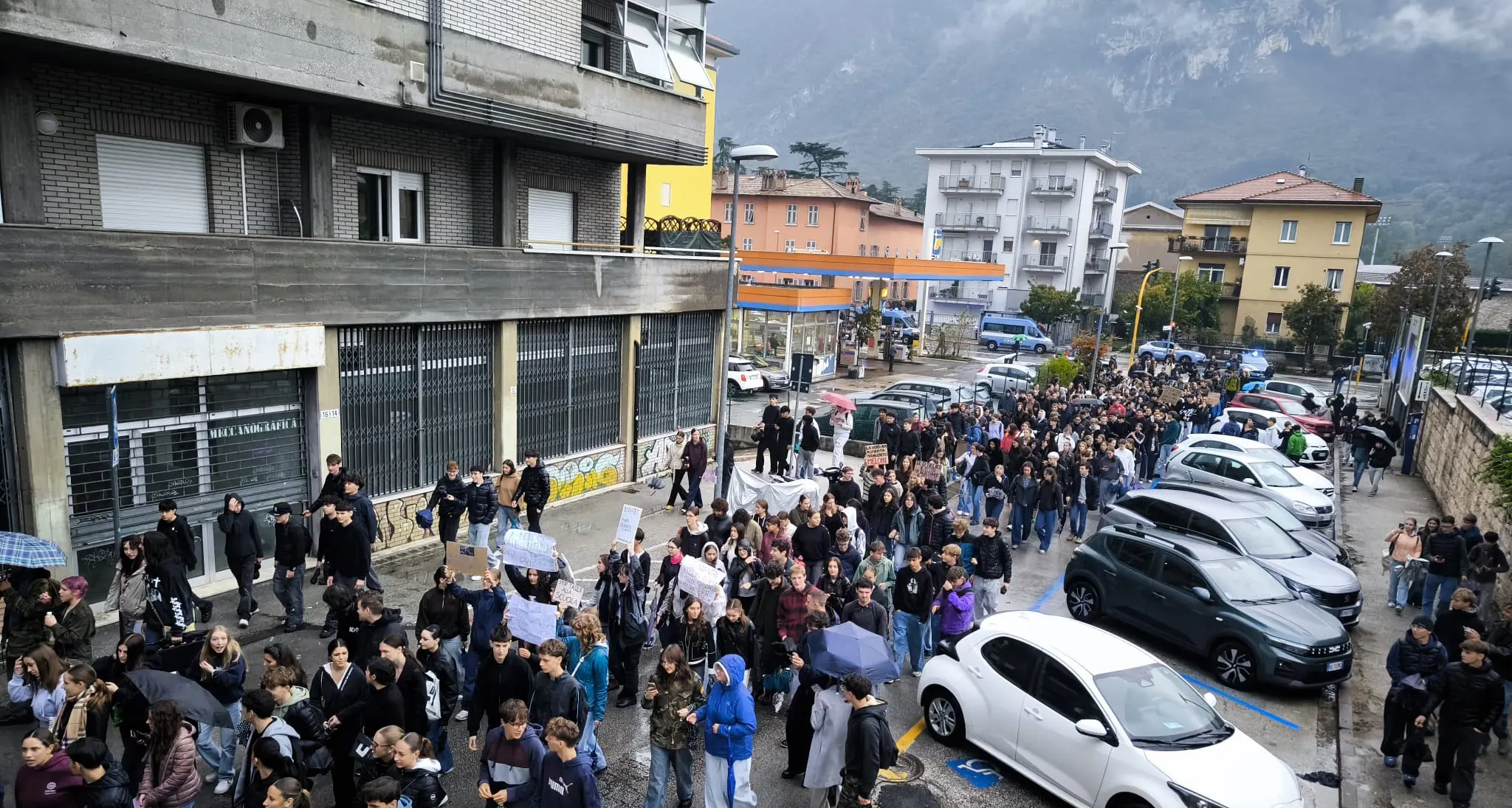 Studenti in corteo fino alla Provincia: «Basta fondi alle guerre, investite sulla scuola»