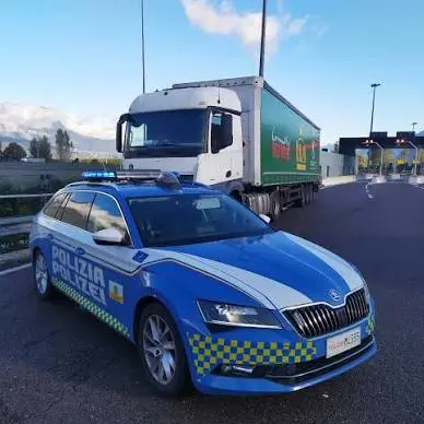 MeBo, auto contromano rischia il frontale: intervento decisivo della Polizia Stradale