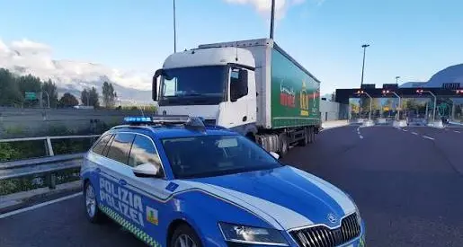 MeBo, auto contromano rischia il frontale: intervento decisivo della Polizia Stradale