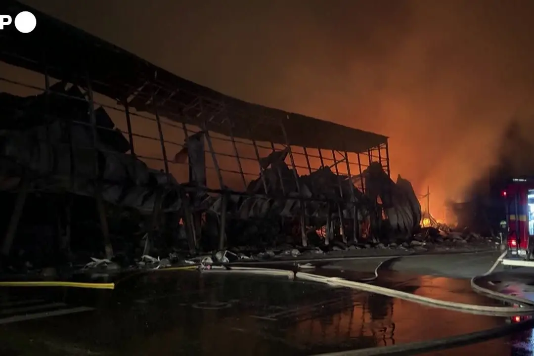 Kiev, pompieri domano le fiamme in un centro commerciale colpito dai russi