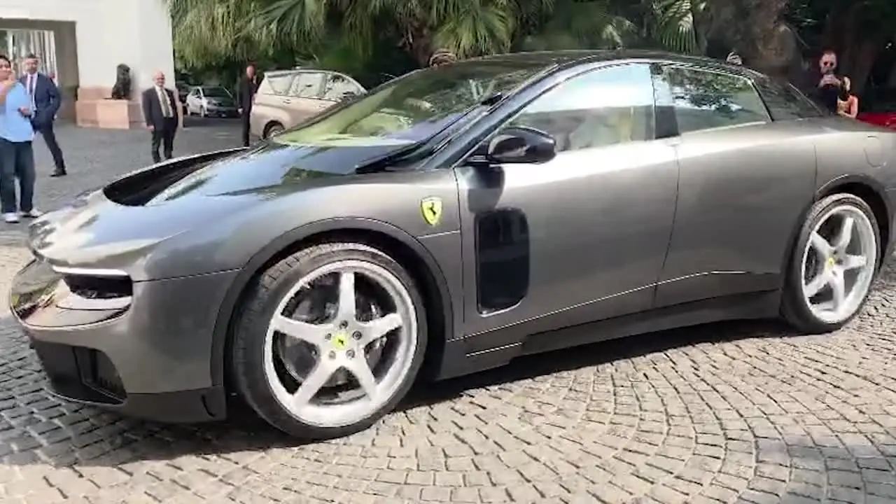 Nuova Dehli, Tronchetti Provera e Vigna arrivano su una Ferrari Luce
