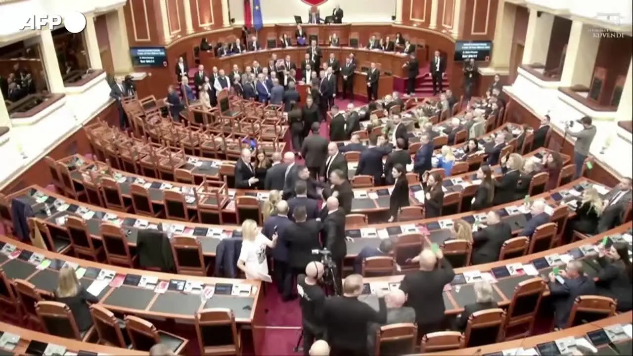 Rissa nel parlamento albanese tra deputati di maggioranza e opposizione
