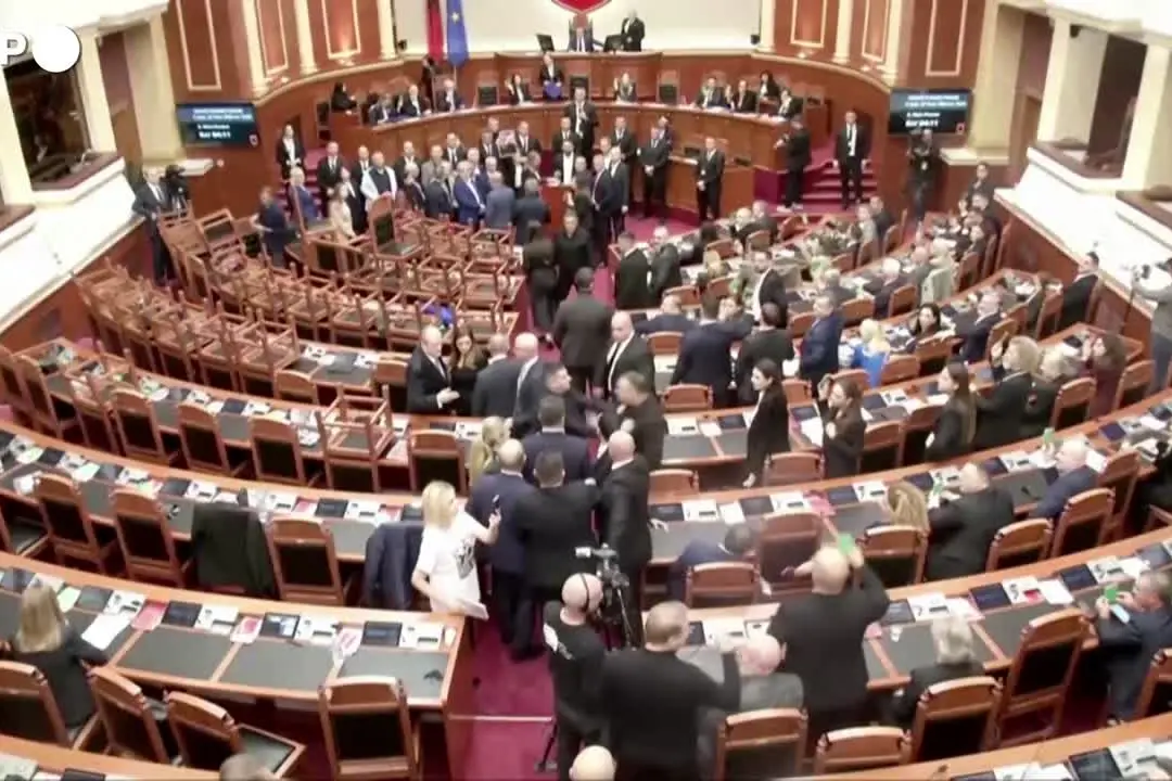 Rissa nel parlamento albanese tra deputati di maggioranza e opposizione