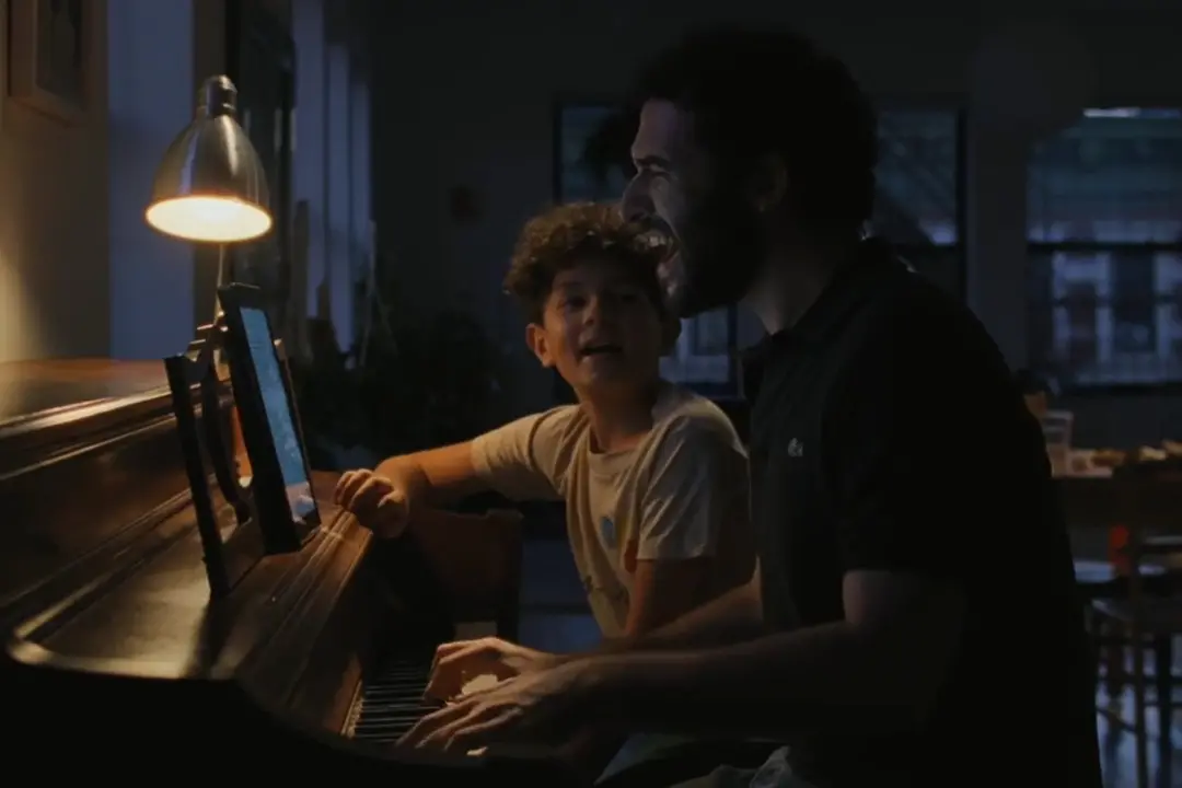 “Club Kid”, l'esordio alla regia del comico Jordan Firstman tra clubbing e paternità