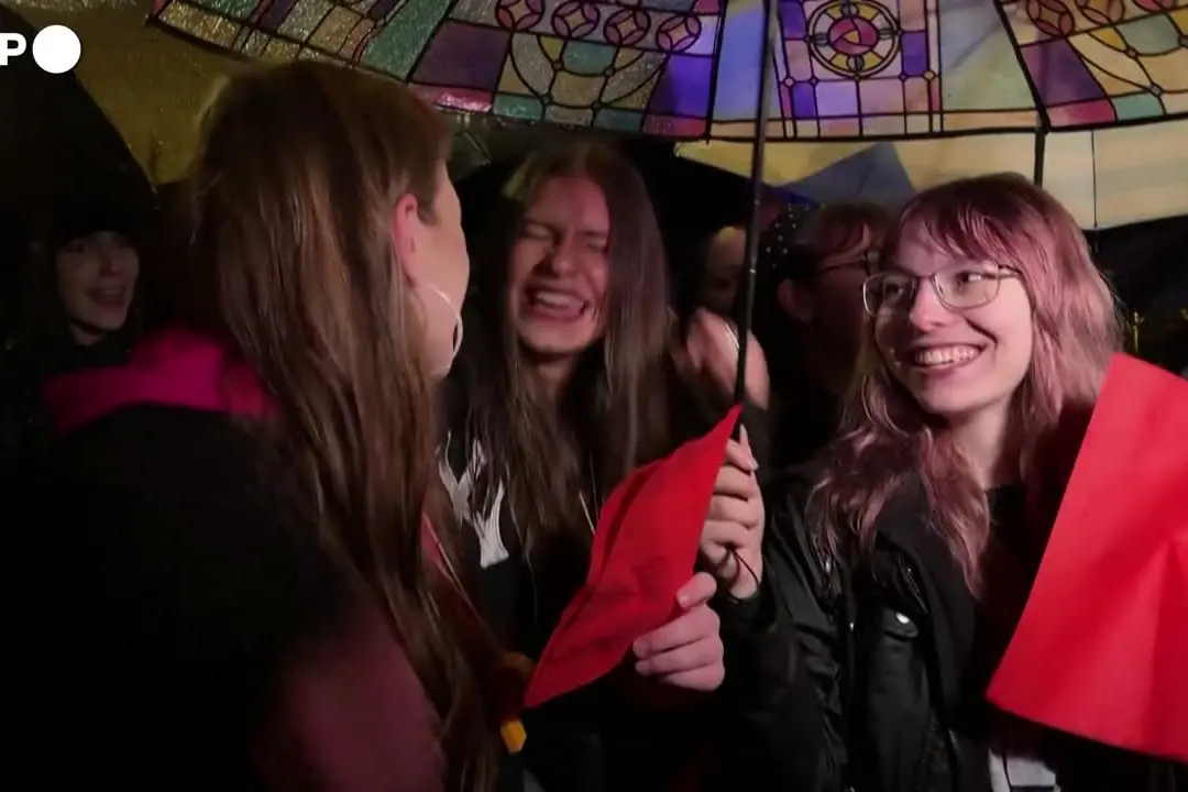 Polonia, migliaia di persone in piazza a Varsavia per il diritto all'aborto