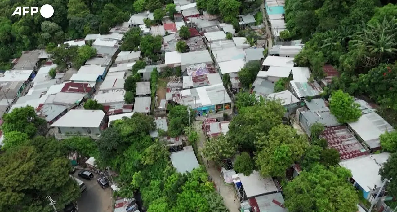 I graffiti delle donne in El Salvador per cancellare i segni del terrore delle gang