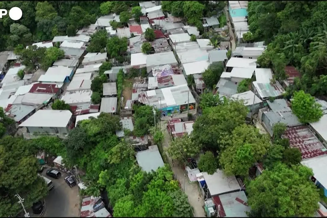 I graffiti delle donne in El Salvador per cancellare i segni del terrore delle gang