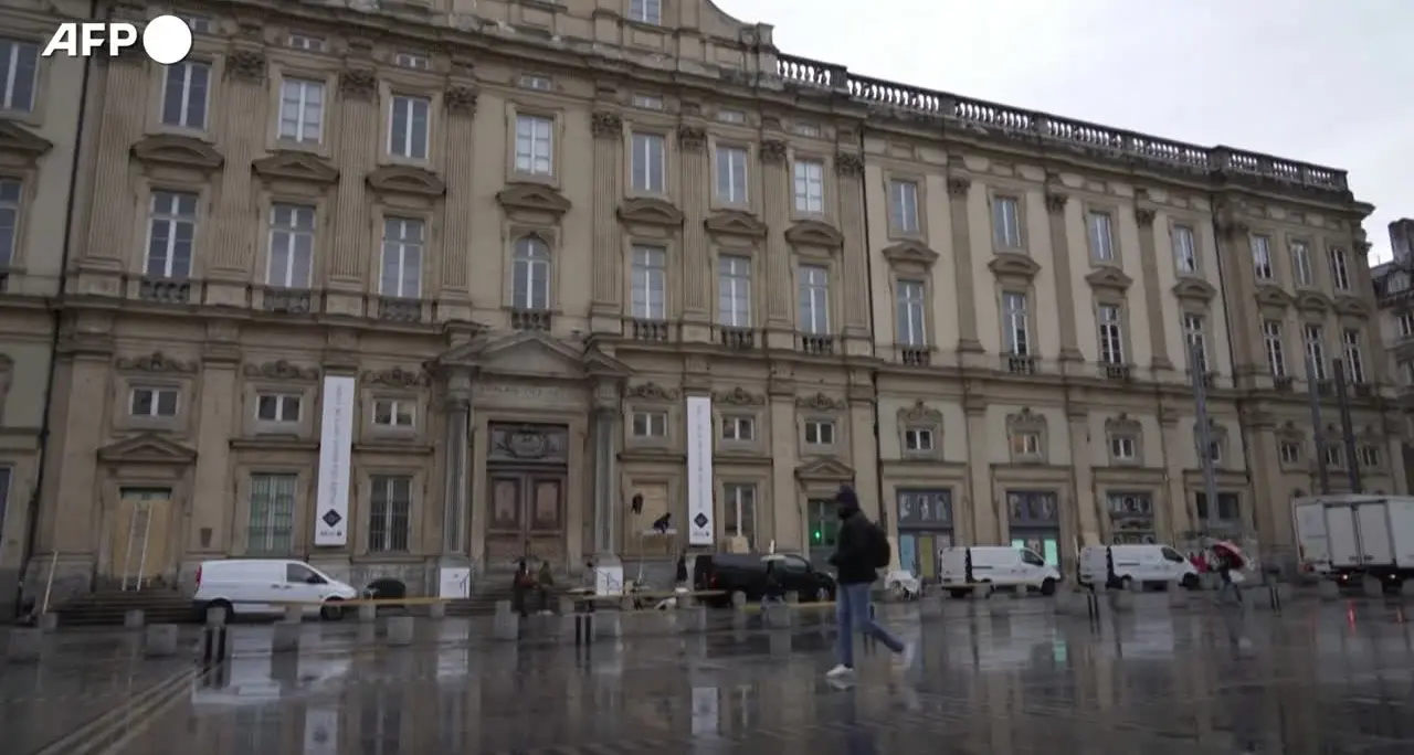 Sale la tensione in Francia per il congresso di Le Pen, vetrine barricate a Orléans