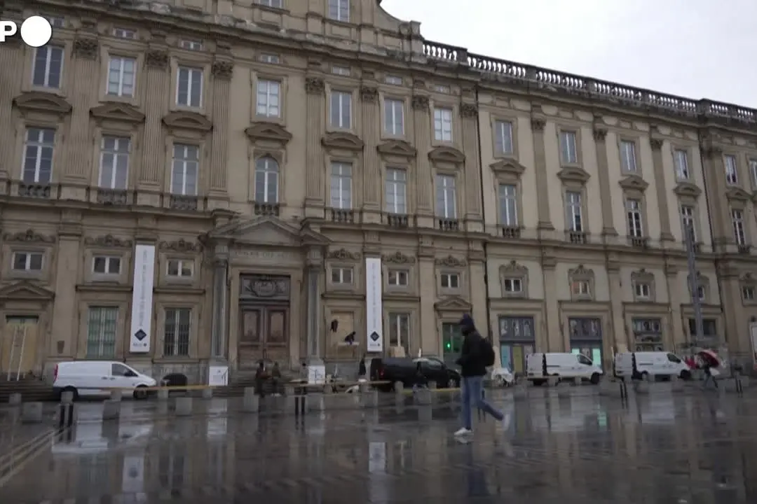 Sale la tensione in Francia per il congresso di Le Pen, vetrine barricate a Orléans