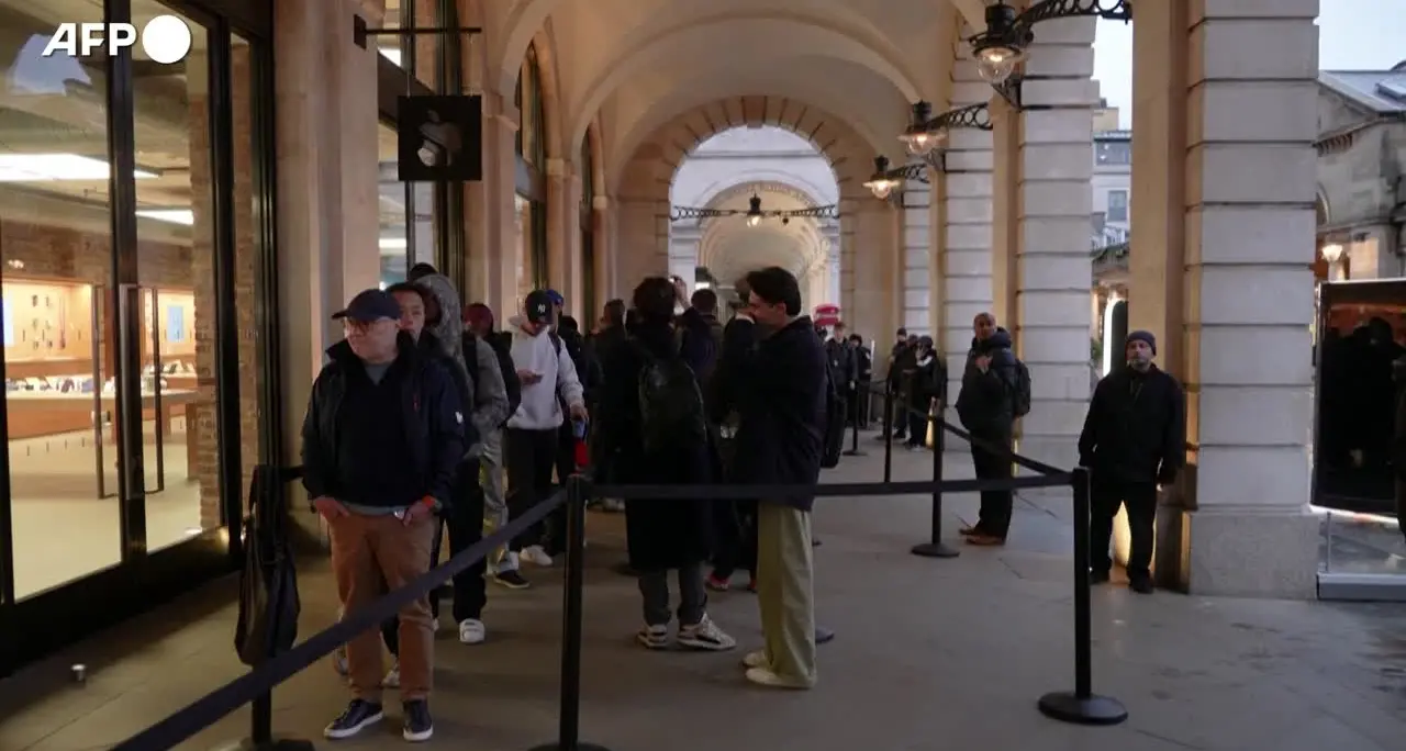 Lancio di Iphone Duo a Londra: il primo della fila per l’acquisto 