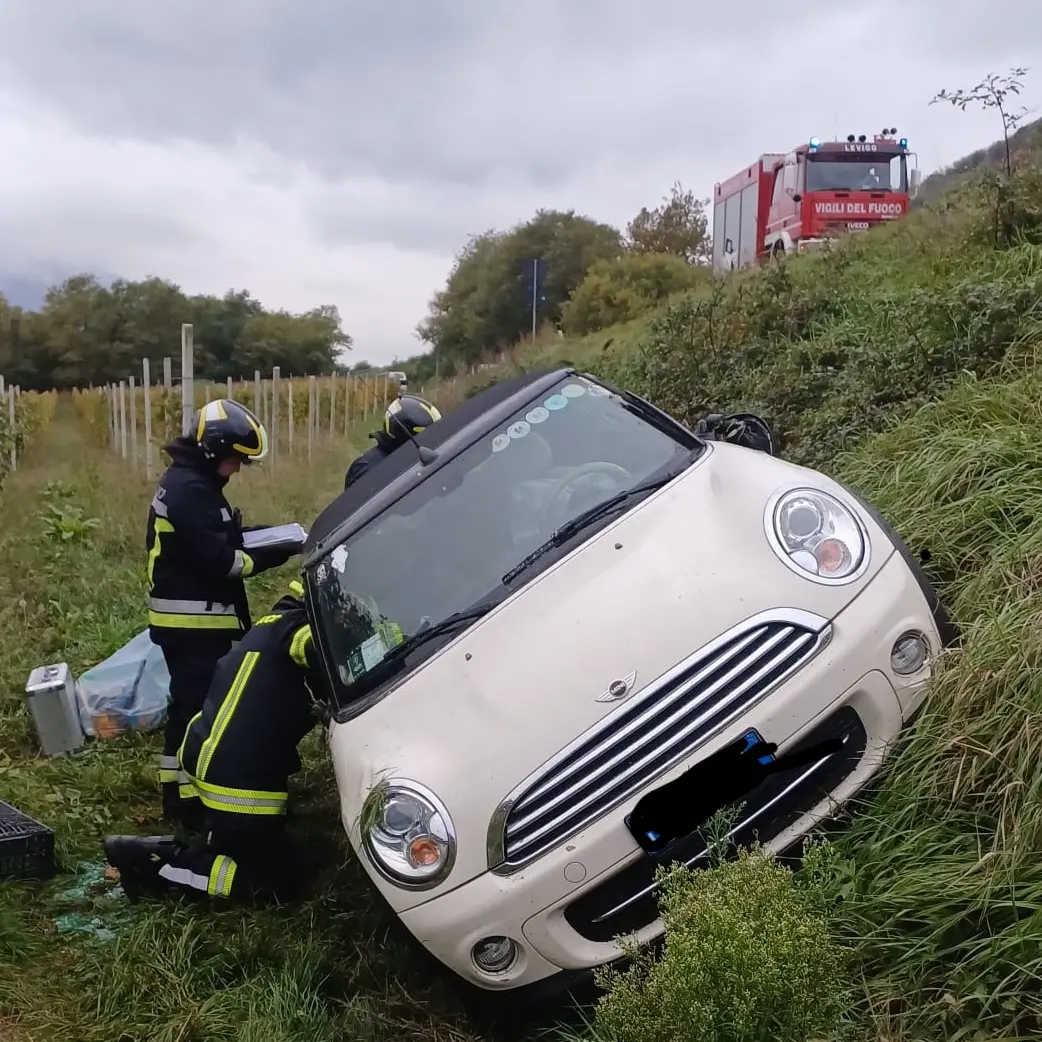 Auto fuori strada sulla statale 47 a Campiello, intervento dei vigili del fuoco