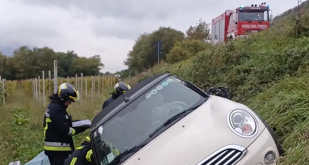 Auto fuori strada sulla statale 47 a Campiello, intervento dei vigili del fuoco