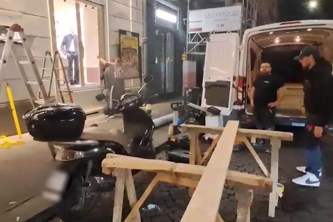 Napoli, i negozi di lusso si preparano alle manifestazioni di domani