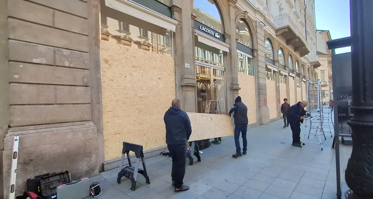 Paura a Milano tra i negozianti, alcuni decidono di tenere chiuso