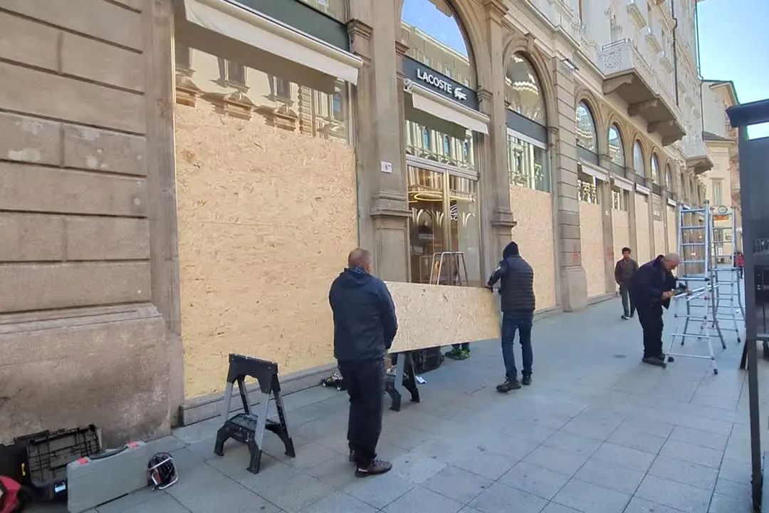 Paura a Milano tra i negozianti, alcuni decidono di tenere chiuso