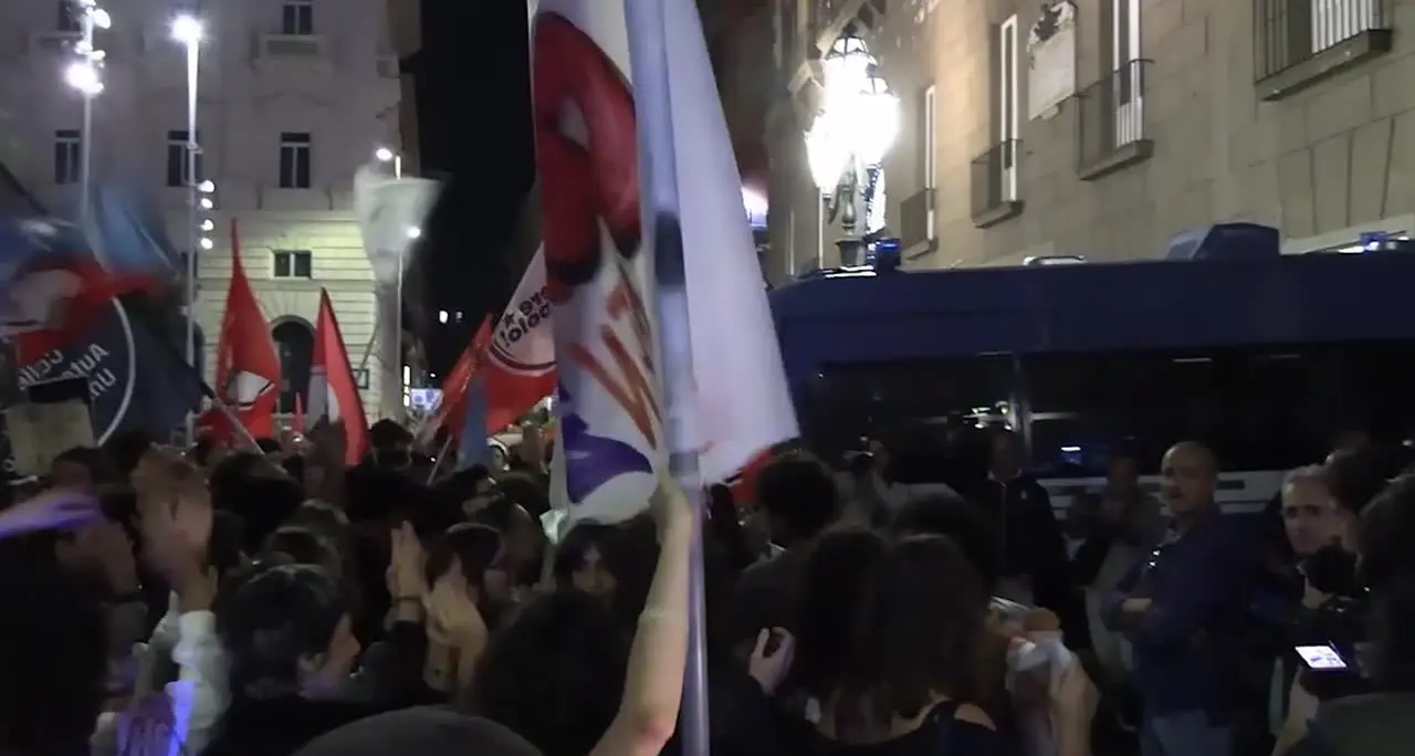 Protesta contro il carovita di Potere al Popolo, tensione a Napoli