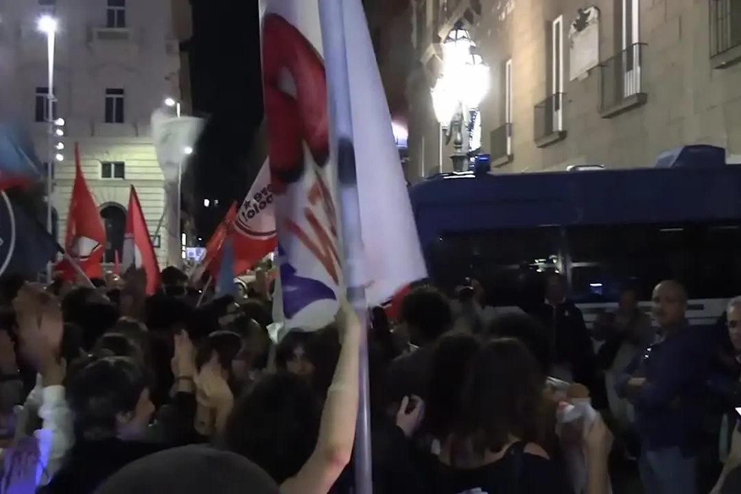Protesta contro il carovita di Potere al Popolo, tensione a Napoli