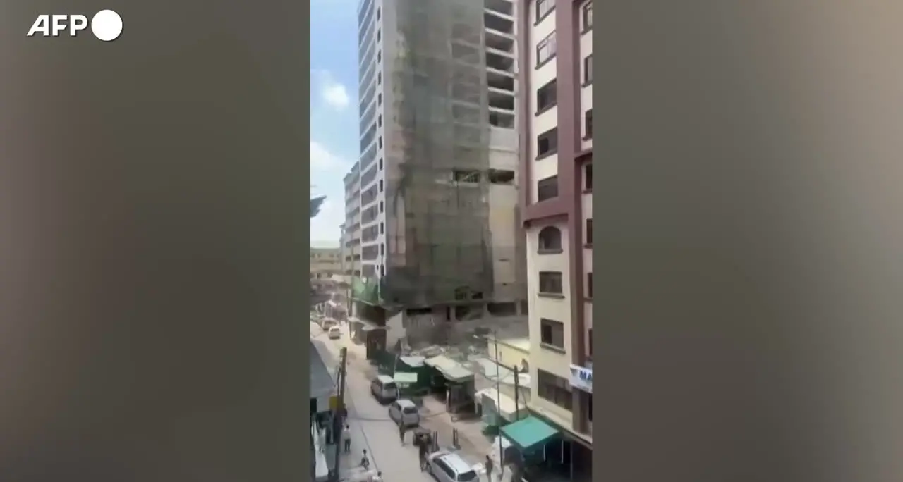 Il momento del crollo del palazzo di 18 piani in Kenya