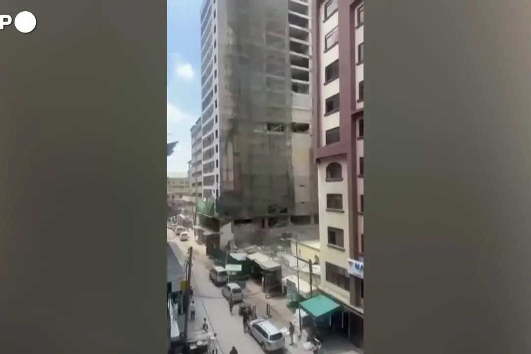 Il momento del crollo del palazzo di 18 piani in Kenya