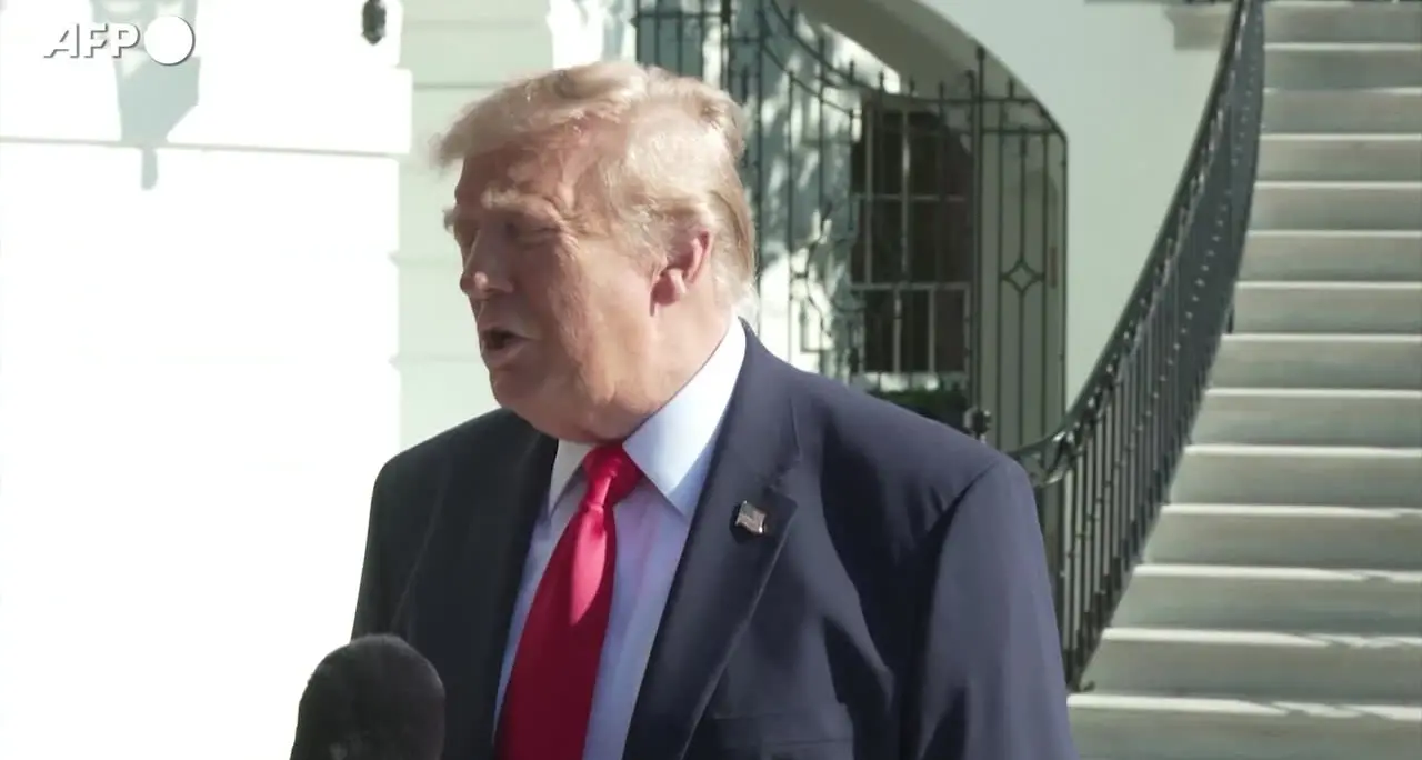 Usa, Trump zittisce giornalista Nbc: “Silenzio!” su spot contro Acton